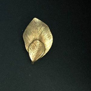 Vintage Leaf Gold Tone Brooch Signed Amway 1982